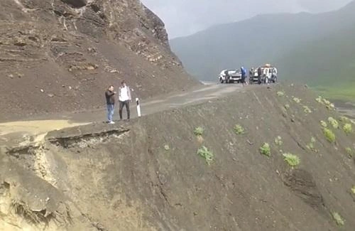 Şəkidə qadın 30 metr hündürlükdən dərəyə yıxıldı