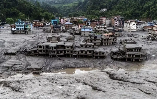 Nepalda məktəb direktoru 900 şagirdi seldən son anda xilas edib