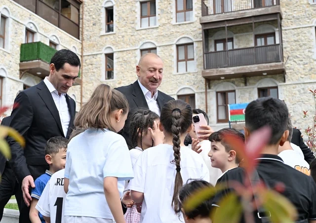 İlham Əliyev Sərdar Berdiməhəmmədov Şuşa şəhərində inşa edilmiş birinci yaşayış kompleksində olublar - FOTO