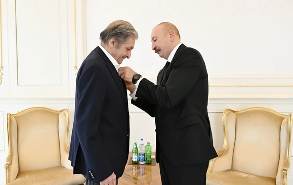 İlham Əliyev Fərhad Xəlilova "İstiqlal" ordenini təqdim edib - Foto