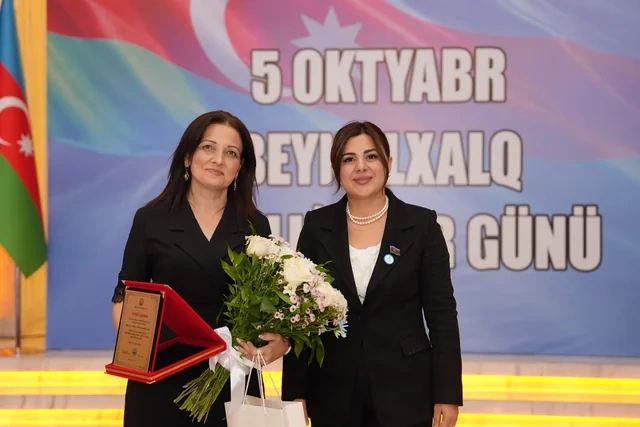 Xətai rayonunda Beynəlxalq Müəllimlər Günü münasibətilə "Zirvəyə Aparan İşıq" adlı tədbir keçirilib - Foto/Video