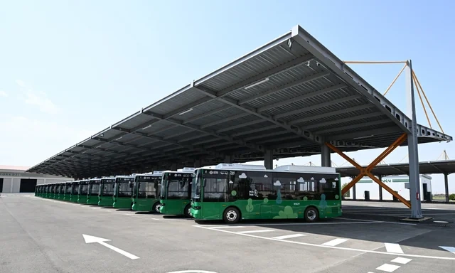 Prezident Naxçıvanda elektrik mühərrikli yeni avtobuslara baxıb, dəmir yolu infrastrukturunda aparılan yenidənqurma işləri ilə tanış olub - VİDEO