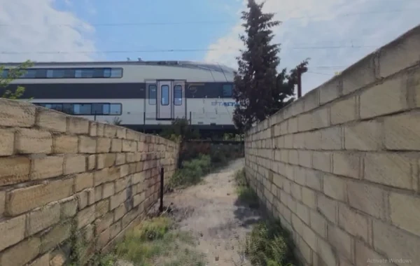 Sumqayıtda bədbəxt hadisə: Sürət qatarı iki uşaq atasını vuraraq öldürdü - Video