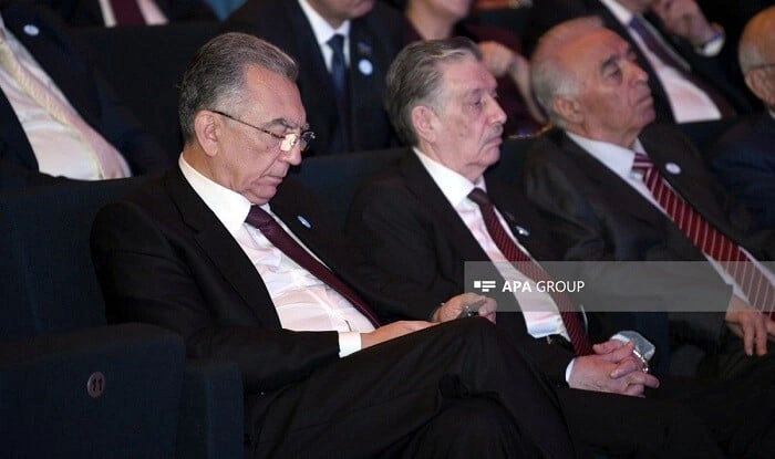 YAP-ın qurultayında yatanlar və mürgüləyənlər... - Foto
