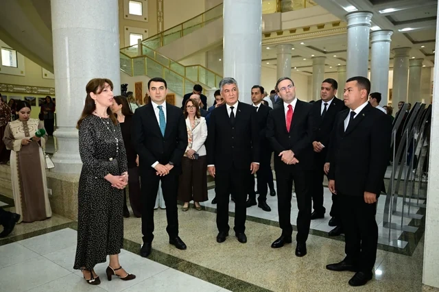 Türkmənistan Dövlət Təsviri Sənət Muzeyində "Azərbaycan milli irsinin inciləri" adlı sərginin açılışı keçirilib - FOTO