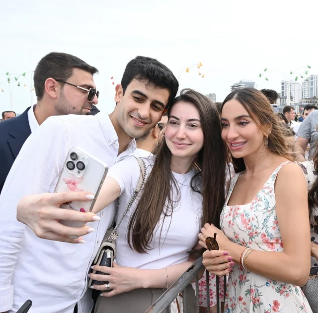 Leyla Əliyeva və Arzu Əliyeva klassik avtomobillərin yürüşü və sərgisini izləyiblər - FOTO