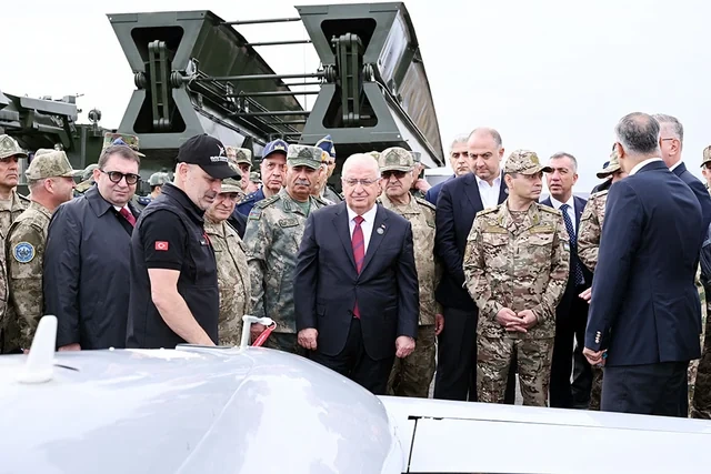 Üç ölkənin müdafiə nazirləri Xocavənddə hərbi texnikaların sərgisinə baxış keçirdilər - Foto/Video