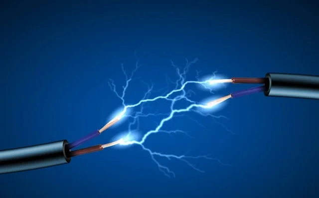 Qəzadan sonra avtomobildən çıxmaq istəyən sürücünü elektrik cərəyanı vuraraq öldürdü