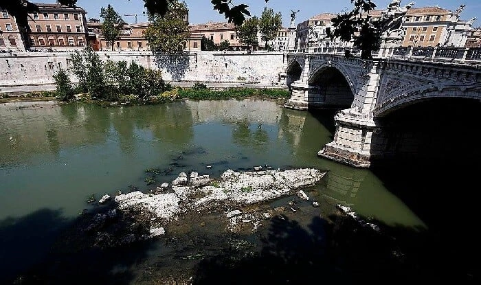 Tibr çayı azaldı, 2 min il əvvəlin körpüsü üzə çıxdı - Foto