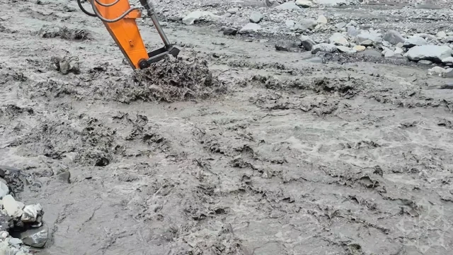 Güclü sel Laza kəndinə gedən yolu yararsız hala saldı
