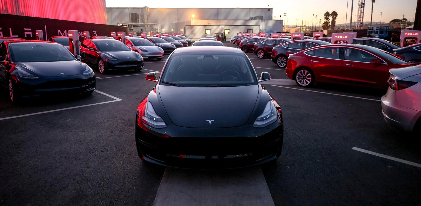 “Tesla” ilk dəfə liderliyini Çin şirkətinə verdi