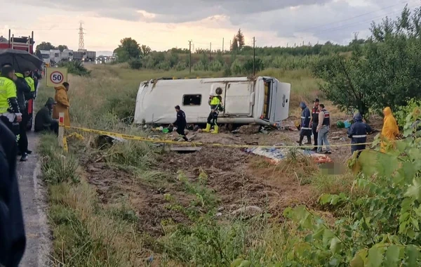 Türkiyədə turist mikroavtobusu qəzaya uğradı: Dörd ölü, 15 yaralı - VİDEO