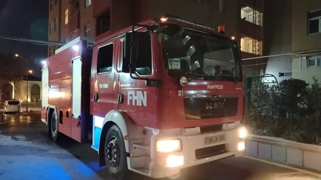 Bakıda çoxmərtəbəli binada yanğın: Hadisə yerindən görüntülər - Foto