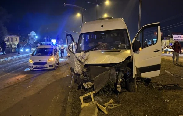 Türkiyədə mikroavtobus yük maşını ilə toqquşdu, onlarla yaralı var - FOTO