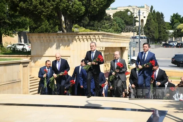 XİN-in kollektivi Fəxri və Şəhidlər xiyabanlarını ziyarət edib - FOTO