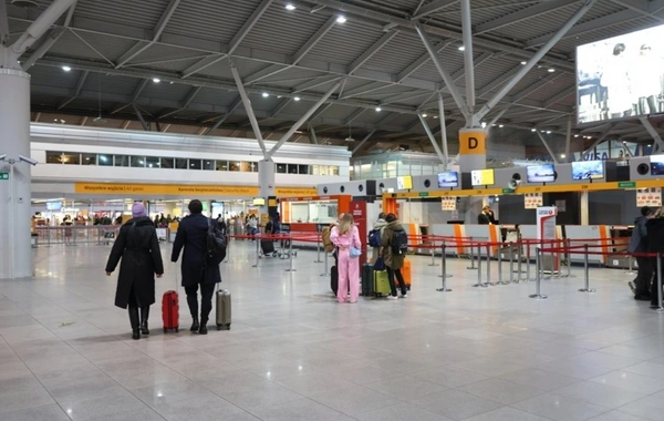 Varşava aeroportunda üzərində radiosiqnalları boğan cihaz olan Ukrayna vətəndaşı saxlanılıb