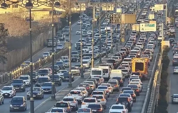 Tıxaca düşən deputat iclasa gecikdi: "Üzr istəməlidirlər"