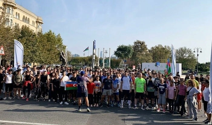 Dağüstü parkın pilləkənləri ilə üzü yuxarı yürüş edildi