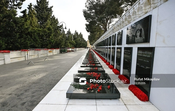 Xarici diplomatlar Şəhidlər xiyabanını ziyarət ediblər