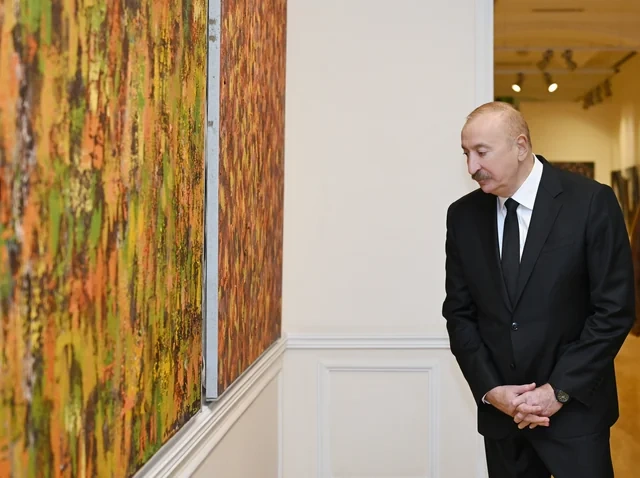 İlham Əliyev, Mehriban Əliyeva və ailə üzvləri "Mənim Abşeronum: Üstə gəl" adlı retrospektiv sərgi ilə tanış olublar - Foto