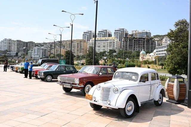 Bulvarda klassik avtomobillərin sərgisi keçirilir - FOTO