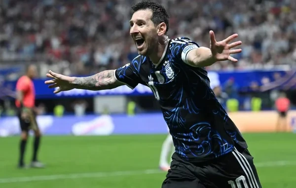 Messi İngiltərə üzərində qələbəni Maradonaya həsr etdi