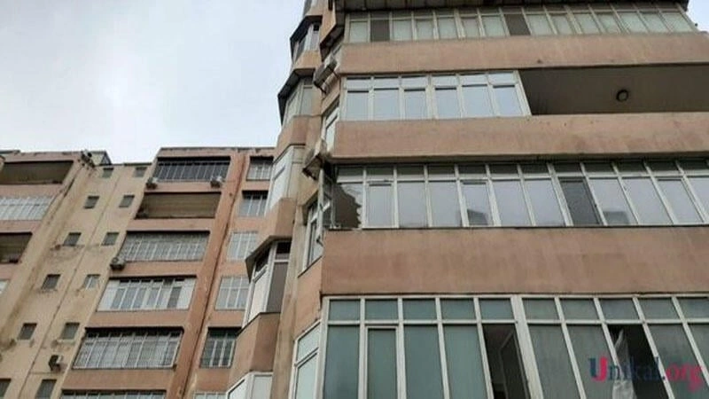 Külək məşhur biznes mərkəzinin fasadını qopardı - Video