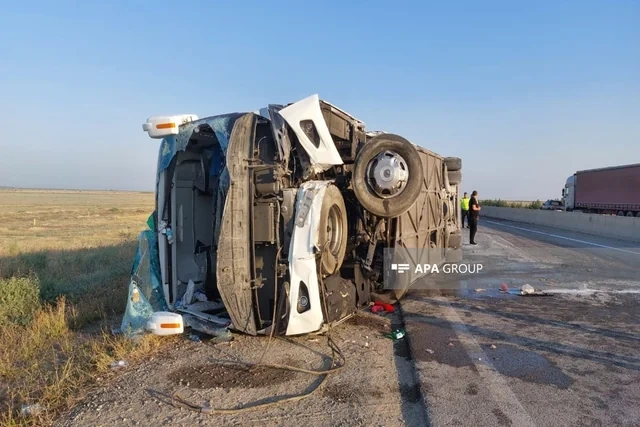 Bakı-Qazax yolunda ağır qəza: Sərnişin avtobusu aşdı, 30-dan çox yaralı var - FOTO