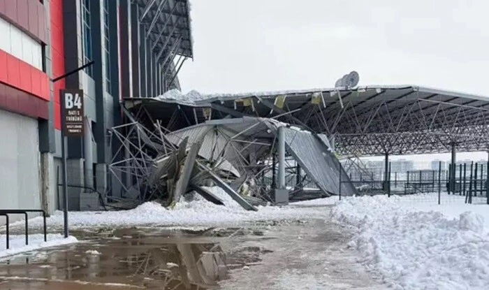 Güclü qar: Stadionun dam örtüyü uçdu - Foto