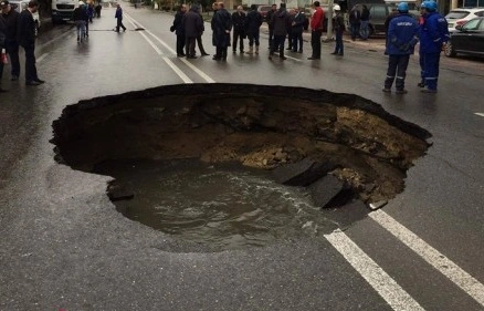 Xırdalanda yol çökdü, yük maşını batdı - Video
