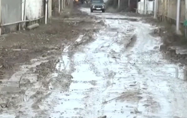 Salyan sakinlərinin yol PROBLEMİ: "Palçığın içində itib-batmışıq"