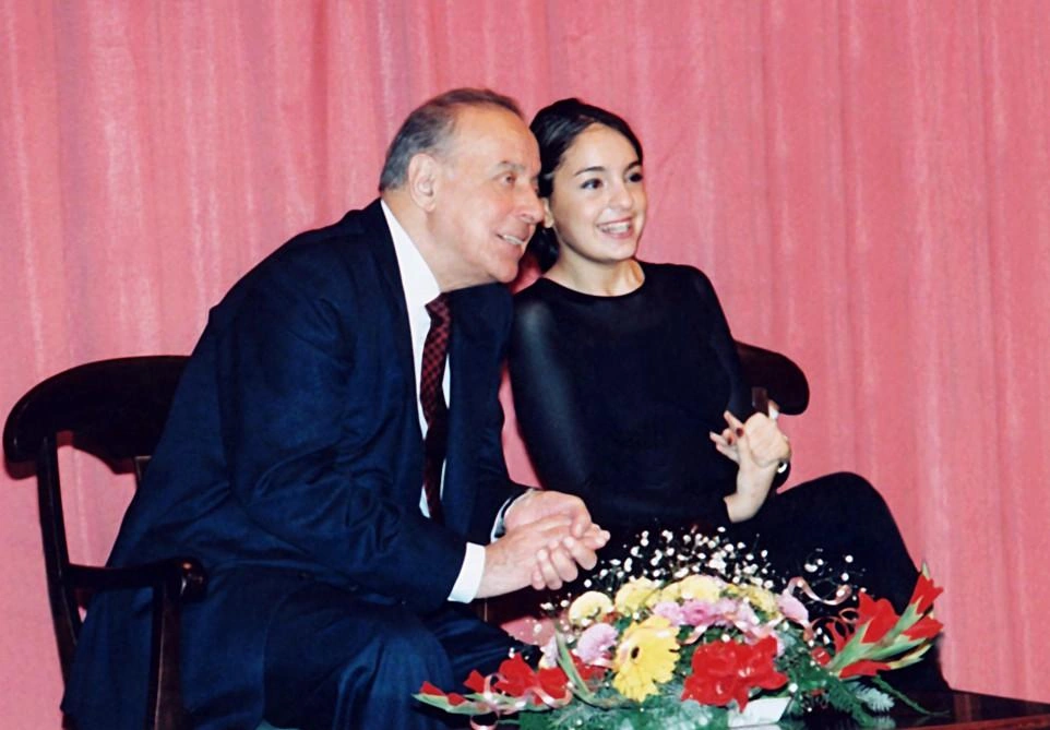 Leyla Əliyeva babası ilə nadir fotosunu paylaşdı