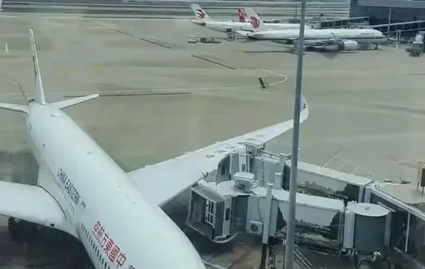 Sərnişin təyyarəsi Şanxay hava limanında trapla toqquşub - VİDEO