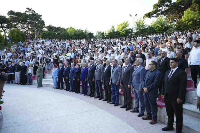 Xətai rayonunda Xalq şairi Sabir Rüstəmxanlının 80 illik yubileyinə həsr olunmuş təntənəli tədbir keçirilib