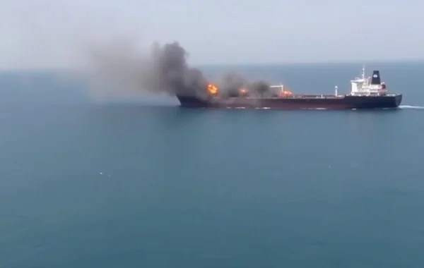 Hörmüz boğazında tanker yanır