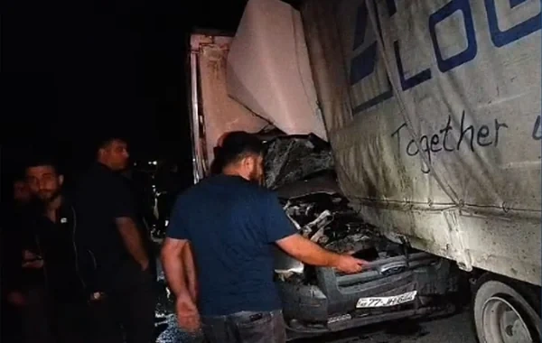 Yük maşınına çırpılan "Ford Transit"in sürücüsü sükan arxasında yuxulayıb? - TƏFƏRRÜAT -  VİDEO