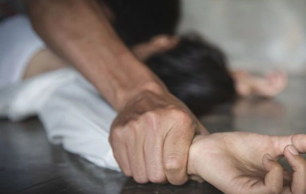 Məhkəmə oğlunu döyən, arvadına əzab verən şəxslə bağlı qərarı ləğv etdi