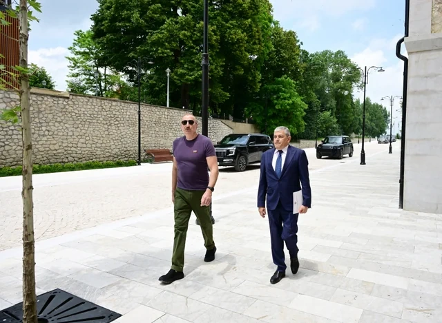 Prezident Şuşanın Qarabağ küçəsində həyata keçirilmiş işlərlə tanış olub - FOTO