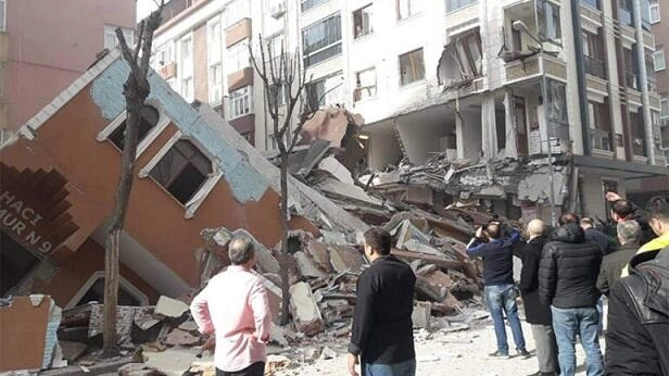 İstanbulda iki bina çökdü: dağıntı altında qalanlar var - Video