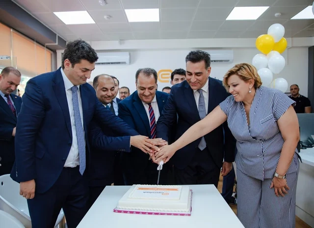 "Expressbank" eyni gündə iki filial açıb
