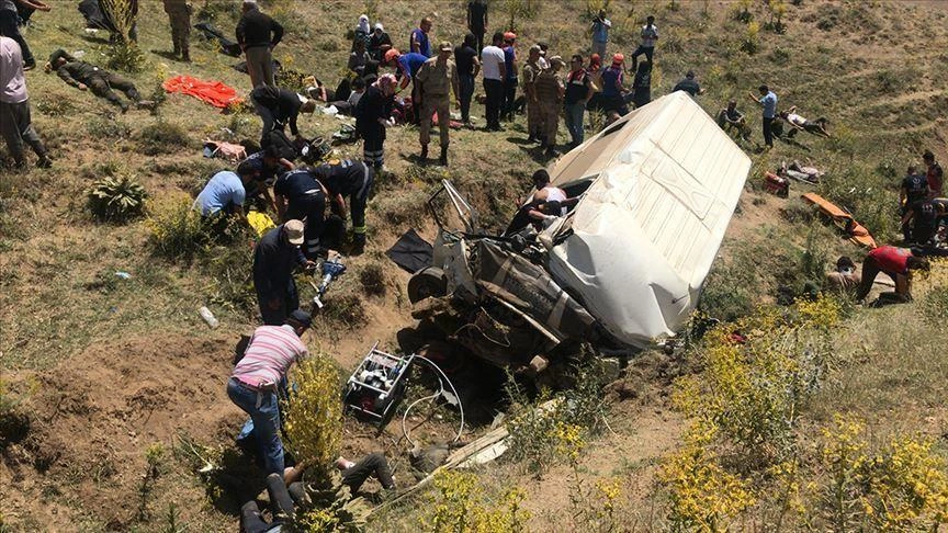 Dini bayramdan qayıdan avtobus aşdı, 16 nəfər öldü