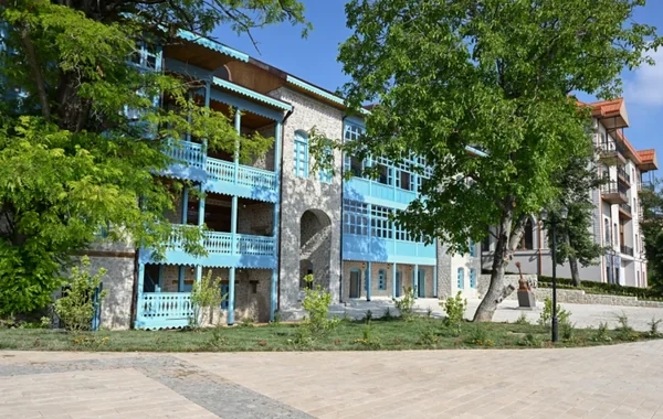 Dahi tarzənin ruhu doğma şəhərinə qayıtdı: Şuşada "Sadıqcanın evi" bərpa edildi - VİDEO