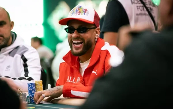 Neymar komandası ilə səfər matçına getmək əvəzinə poker oynayıb