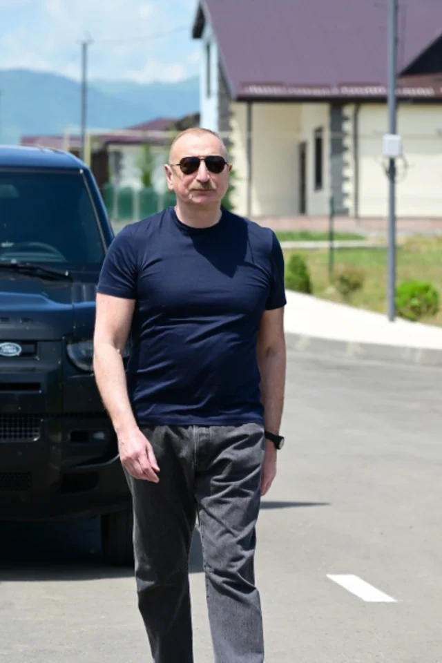 Prezident İlham Əliyev Xocalıda hərbi qulluqçular üçün nəzərdə tutulan fərdi evlərdə yaradılmış şəraitlə tanış olub