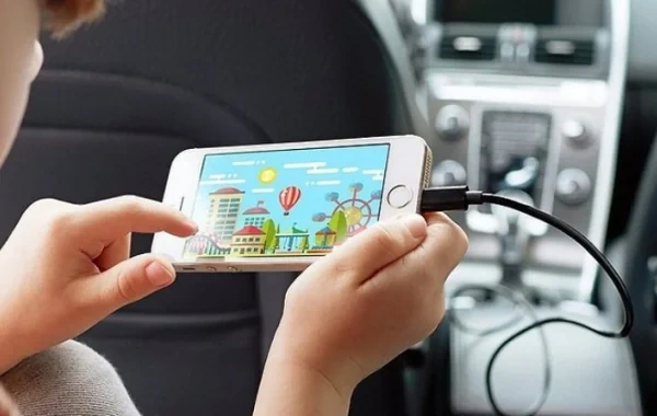 İsti havada avtomobillərdə mobil telefon saxlayanlara XƏBƏRDARLIQ - VİDEO