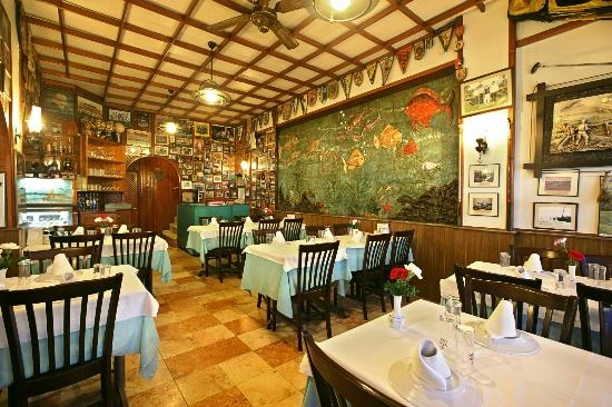 Bakıda restoran piyada keçidini zəbt etdi - Video