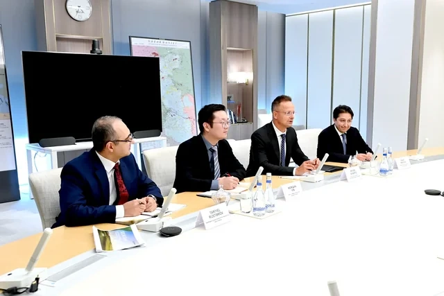 SOCAR-ın prezidenti BYD-nin xarici əlaqələr və yeni biznesin inkişafı üzrə rəhbəri ilə görüşüb - FOTO