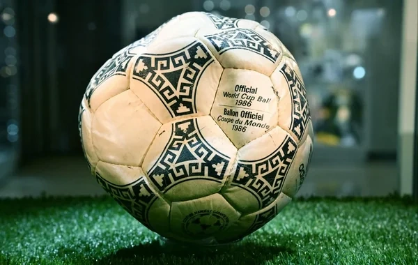 Maradonanın "Tanrının əli" ilə vurduğu top fantastik qiymətə hərraca çıxarılır