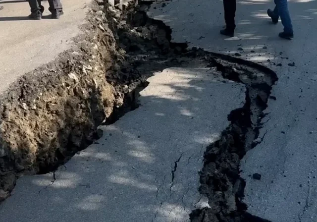 Çökən asfalt, yarılan yollar: Paytaxtdakı təhlükənin səbəbləri bəlli oldu - FOTO