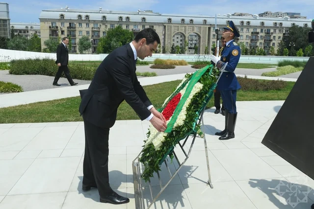 Türkmənistan prezidenti Zəfər parkını ziyarət edib - FOTO